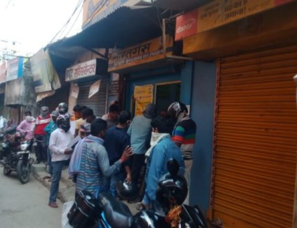 देवघर : उज्ज्वला योजना के तहत निःशुल्क गैस सिलिंडर लेने के लिए जान जोखिम में डाल रहे लोग