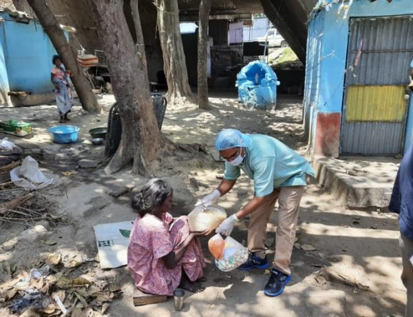 स्वयंसेवी संस्था गूंज ने निर्मला कुष्ठ काॅलोनी में बांटे खाद्यान्न