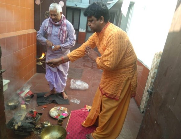 कोरोना से मुक्ति के लिए समाजसेवी सुधांशु सुमन कर रहे नव ग्रह शांति पाठ