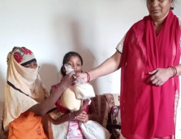 उर्मिला यादव अपने आवास पर आने वाले गरीबों को कर रहीं मदद