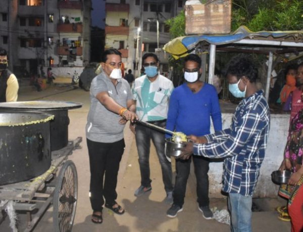 युवा रांची महानगर रामनवमी पूजा समिति ने जरूरतमंदों को खिचड़ी खिलाया