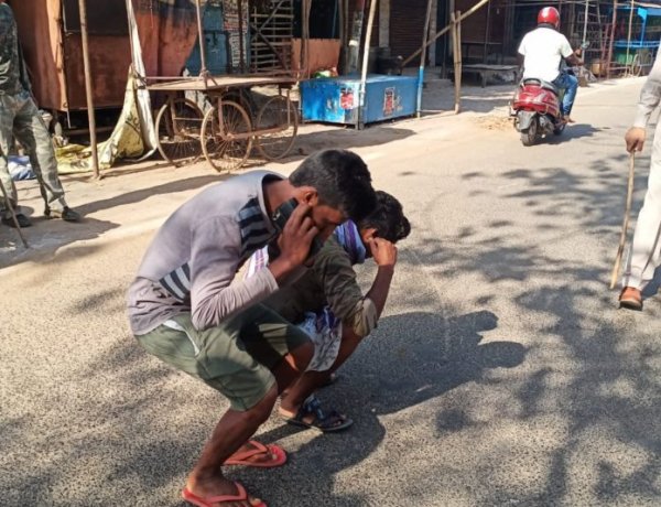 लापरवाह लोगो से लॉक डाउन का अनुपालन कराती जसीडीह पुलिस।