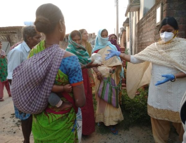 नारी शक्ति सेना गुलाबी गैंग ने जरूरतमंदों के बीच बाटे अनाज