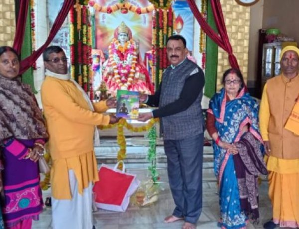 ‘ममतामई मां’ कहानी के लिए विजय केसरी को सम्मानित किया गया