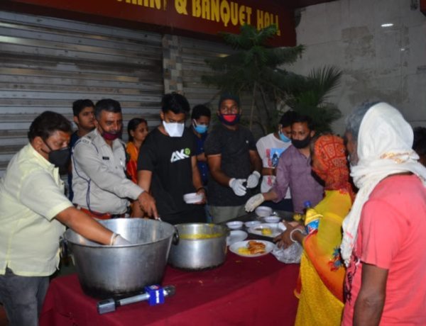 भूखे को भोजन कराने में जुटा है रामाशंकर प्रसाद का पूरा परिवार