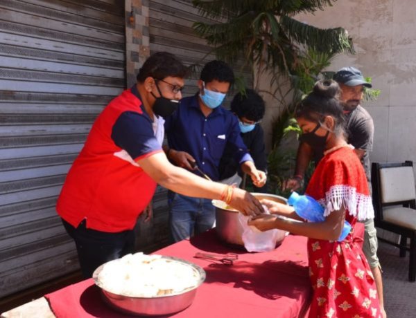 गरीबों को रोज खाना खिला रहे हैं समाजसेवी रामाशंकर प्रसाद