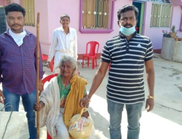 समाजसेवी एवं वार्ड पार्षद ने जरूरतमंदों के बीच भोजन संबंधित सामग्री का वितरण किया