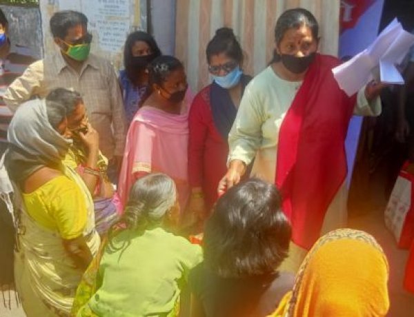 जरूरतमंदों को खाद्यान्न मुहैया कराने में जुटी हैं पार्षद उर्मिला यादव