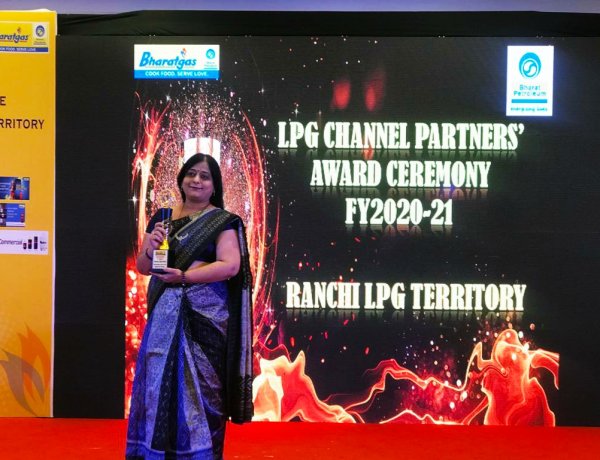 उत्कृष्ट सेवा के लिए राज भारत गैस एजेंसी को श्रेष्ठता पुरस्कार