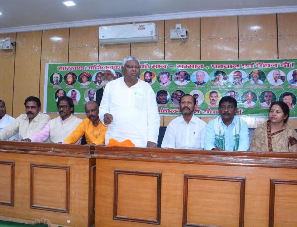 झारखंड आंदोलनकारी संघर्ष मोर्चा की बैठक में बोले मथुरा प्रसाद महतो,’आंदोलनकारियों को समुचित सम्मान सरकार के एजेंडे में शामिल’