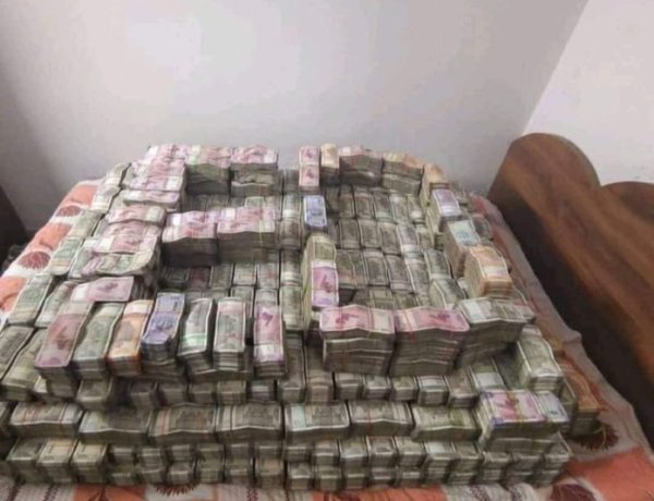 मुख्यमंत्री की करीबी IAS पूजा सिंघल के देश भर में 18 ठिकानों पर ED का छापा, 25 करोड़ नक़द बरामद