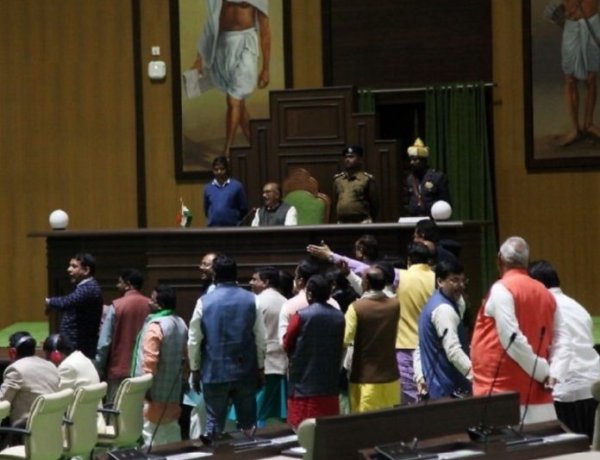 झारखंड विधानसभा में छठे दिन भी हंगामा, भाजपा विधायकों ने वेल में आकर की नारेबाजी