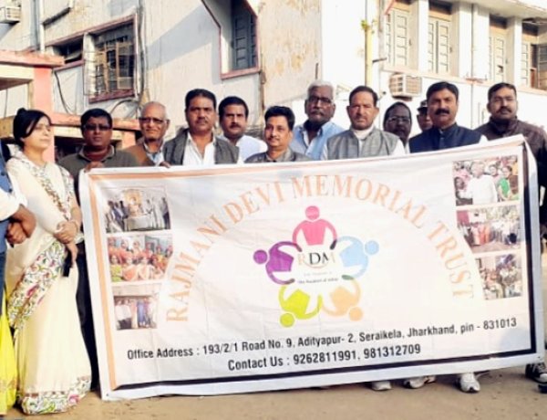 राजमणि देवी मेमोरियल ट्रस्ट ने अशक्त और लाचार रोगियों के बीच कंबल वितरित किया