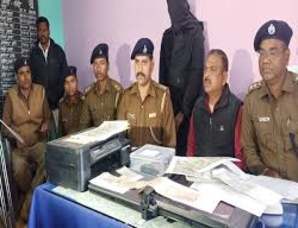रांची : नकली नोट छापने की मशीन व नकली नोट के साथ डॉक्टर मोहम्मद आसिफ गिरफ्तार