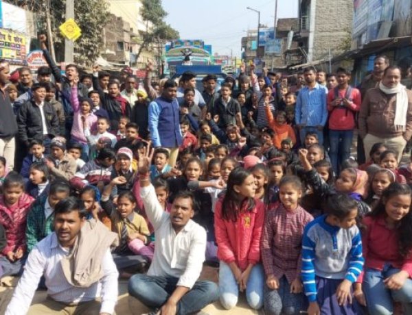 नाली एवं सड़क निर्माण कार्य पूर्ण नहीं होने पर स्थानीय और छात्र-छात्रओं में आक्रोश, सड़क जाम कर किया हंगामा