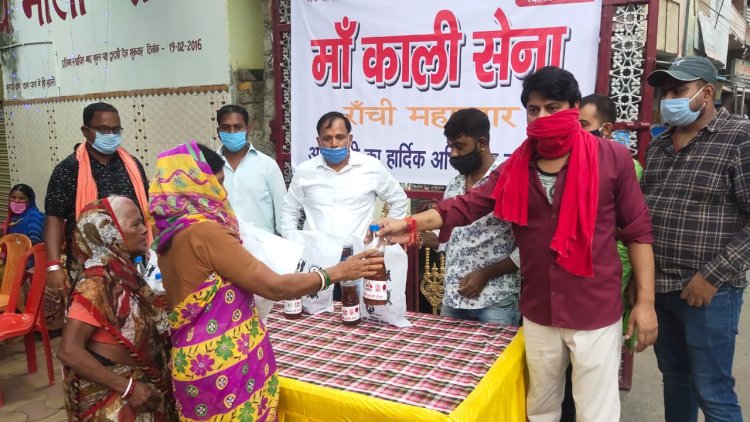 मां काली सेना ने किया 5100 दीपों का वितरण