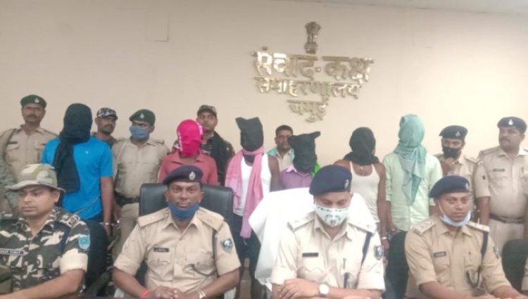 50 हजार का इनामी दुर्दांत अपराधी,तीन नक्सली सहित आठ अपराधी को जमुई पुलिस ने किया गिरफ्तार ।
