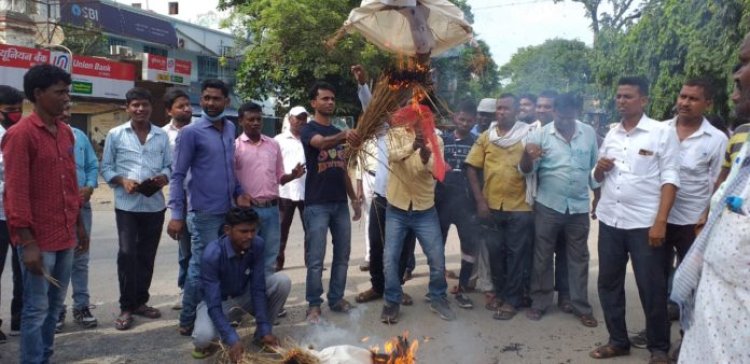 महादलित शिक्षा सेवक ने मुख्यमंत्री नीतीश कुमार का पुतला दहन कर आक्रोश जताया ।