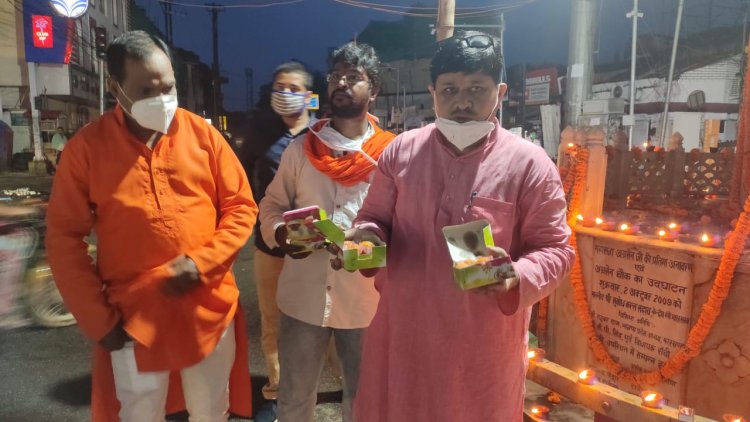 भाजपा नेता अजय राय ने घी के दीपक जलाकर मनाई खुशियां