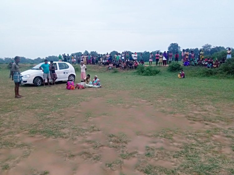 दिनदहाड़े फ़ुट्बॉल देख रहे व्यक्ति को अपराधियों ने गोली मारी।