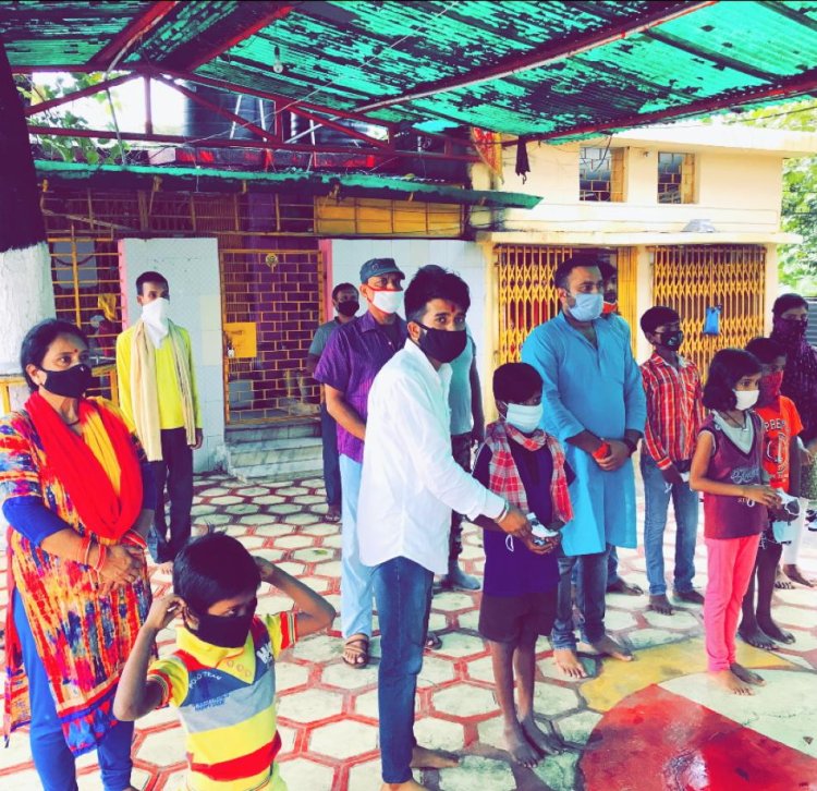 पूर्व प्रधानमंत्री “अटल बिहारी बाजपेयी” की पुण्यतिथि पर मास्क व सेनेटाइजर वितरण किया गया ।।