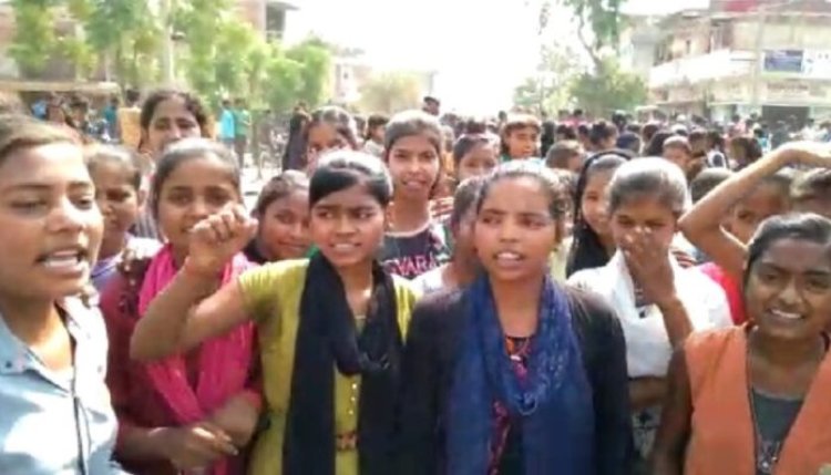 कोरोना गाइडलाइन के तहत स्कूल बंद किये जाने के विरोध में छात्रों ने किया जमकर विरोध प्रदर्शन