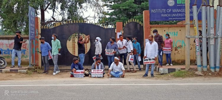 झारखंड प्रदेश एनएसयूआई ने रांची विवि के छात्रों का कोरोना काल की फीस माफी को लेकर दिया धरना