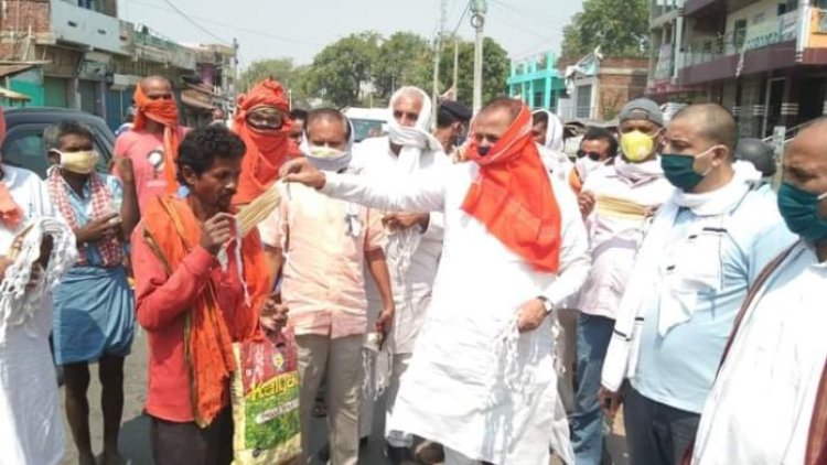 वजीरगंज बाजार में विधायक ने किया मास्क क़ा वितरण