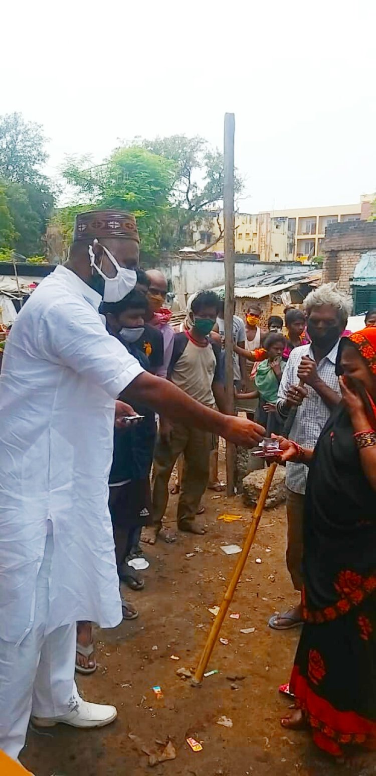 जरूरतमंद लोगों के बीच नि:शुल्क दवा का वितरण किया गया