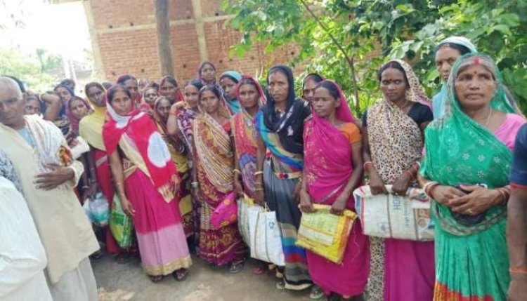 डीलर के मनमानी के खिलाफ लाभुकों ने किया विरोध