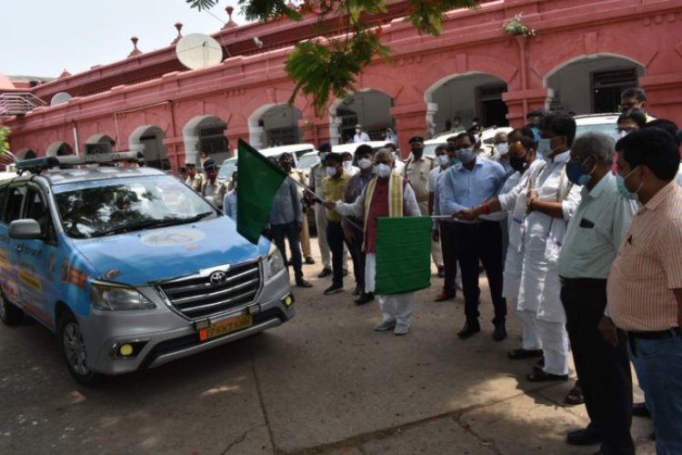 जिलाधिकारी एवं शहरी विधायक ने हरी झंडी दिखाकर टीका एक्सप्रेस वाहन क़ो किया रवाना