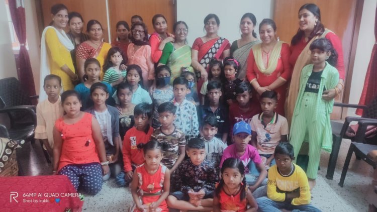 वीरांगनाओं ने बच्चों को बांटे दीये और मिठाइयां