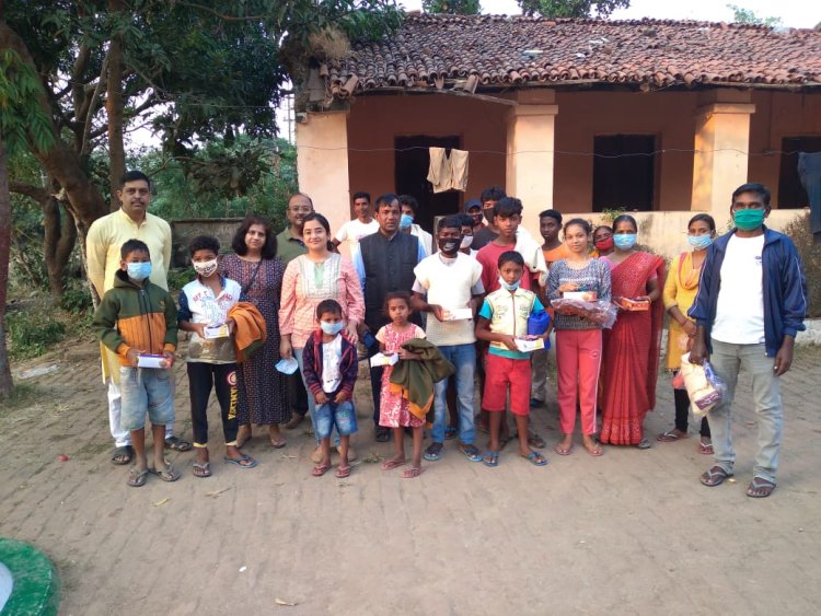 आदिम जाति सेवा मंडल के बच्चों के बीच गर्म वस्त्र वितरित