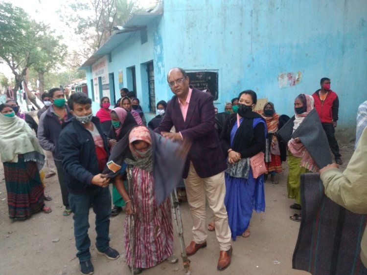 पीड़ितों के बीच कंबल वितरित