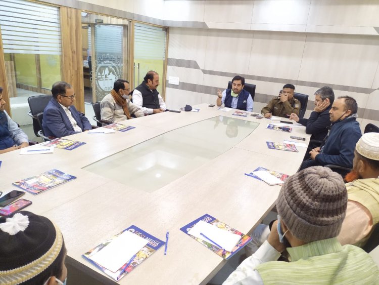 मेन रोड को आदर्श रोड बनाने की कवायद, ट्रैफिक एसपी ने चेंबर के पदधारियों संग की बैठक