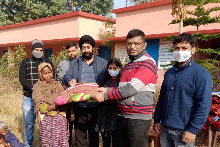 एक्सआईएसएस के पुरातन छात्रों द्वारा कंबल का वितरण