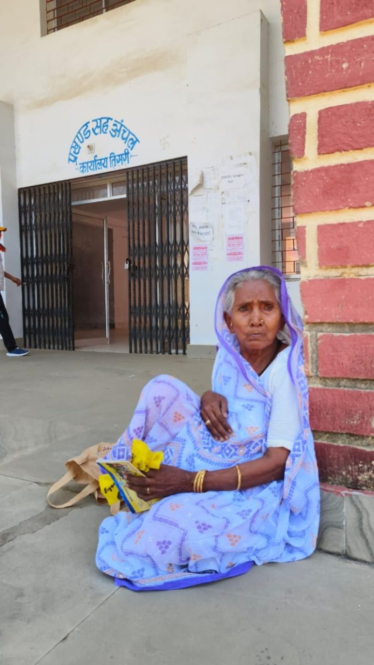 जीवित महिला को मृत घोषित कर रद्द कर दिया गया वृद्धा पेंशन