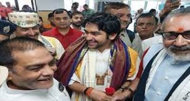 पटना एयरपोर्ट पहुचे पंडित धीरेंद्र शास्त्री बोले,दिल में बसता है बिहार, अब यहां आएगी बहार