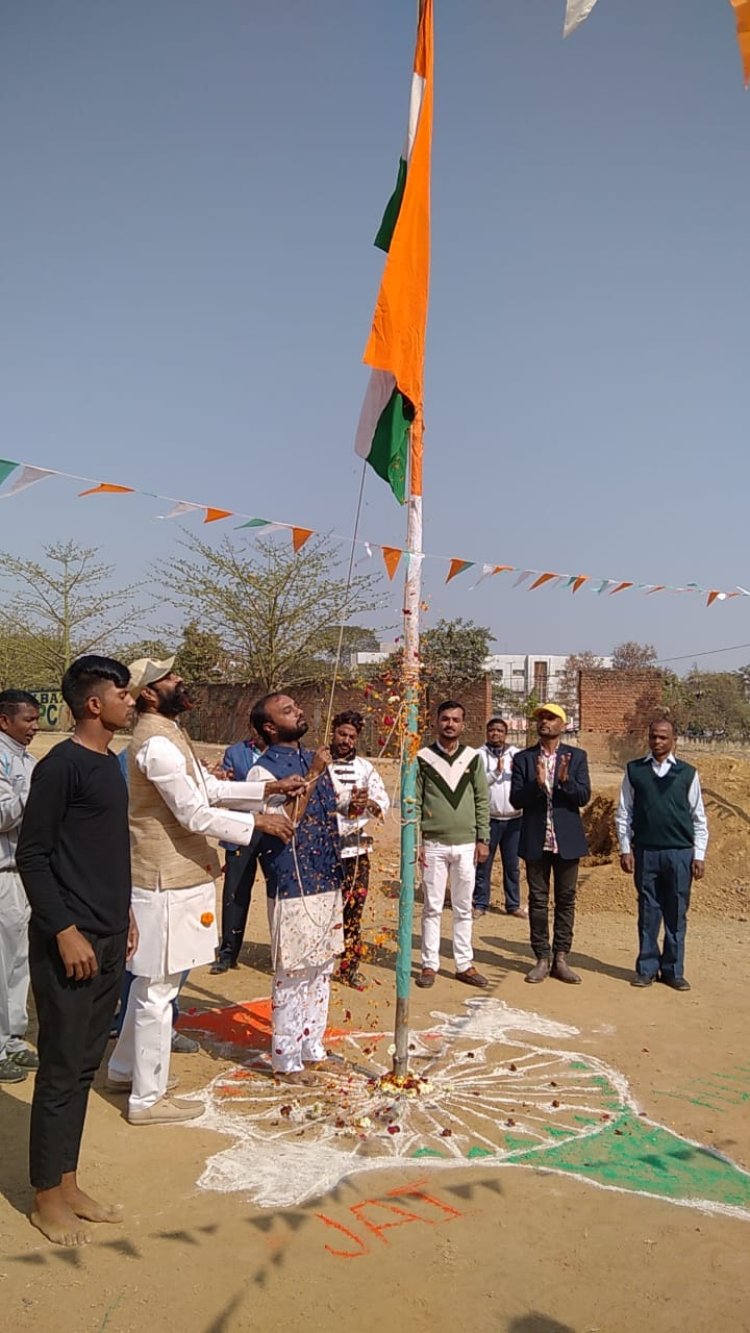 परीक्षयमान राज्य कर पदाधिकारी नवीन प्रसाद साहू ने हरमू मैदान में किया झंडोत्तोलन