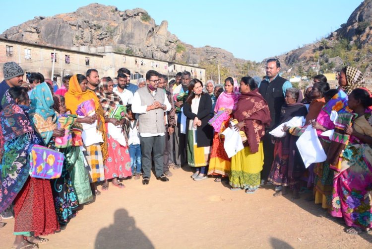 आदित्य विक्रम जायसवाल ने गरीबों के बीच बांटे कंबल, जन समस्याओं से भी हुए रूबरू