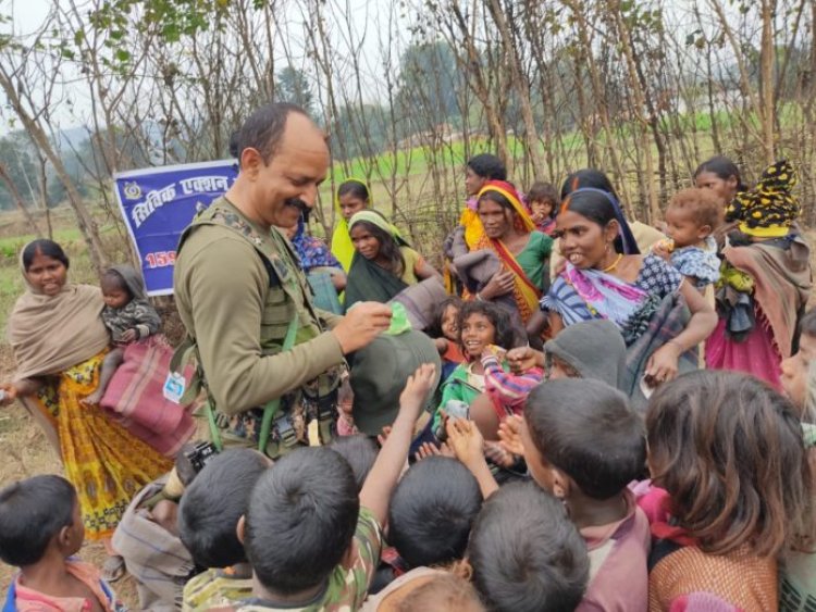 नक्सल प्रभावित क्षेत्र में ठंड से बचाव के लिए 159 सीआरपीएफ ने बांटे कंबल