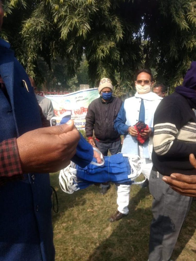 सृष्टि महिला स्वाभिमान ट्रस्ट के संस्थापक ने किया मास्क का वितरण
