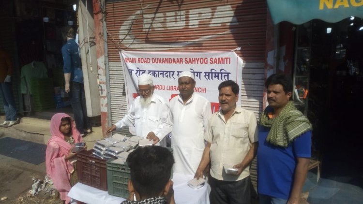 मेन रोड दुकानदार सहयोग समिति ने गरीबों के बीच बांटे भोजन