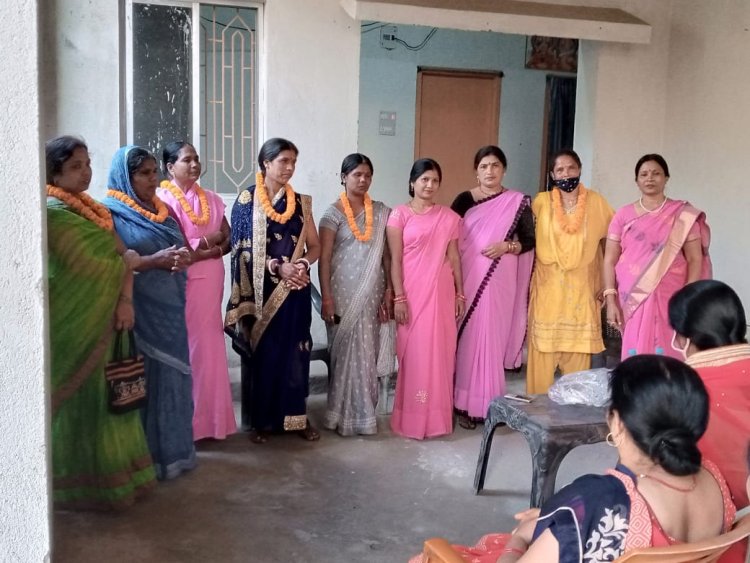 सामाजिक संस्था प्रेरणा जागृति विकास मंच और नारी शक्ति सेना गुलाबी गैंग ने महिलाओं को किया सम्मानित