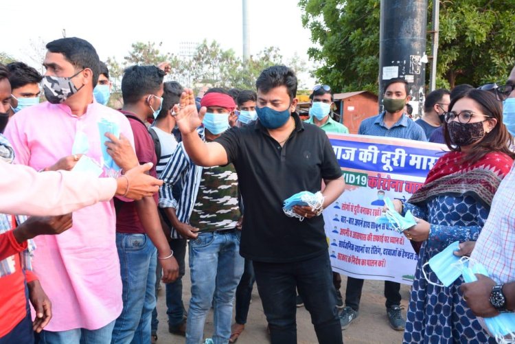 प्रोफेशनल कांग्रेस ने जरूरतमंदों के बीच बांटे मास्क व सैनिटाइजर