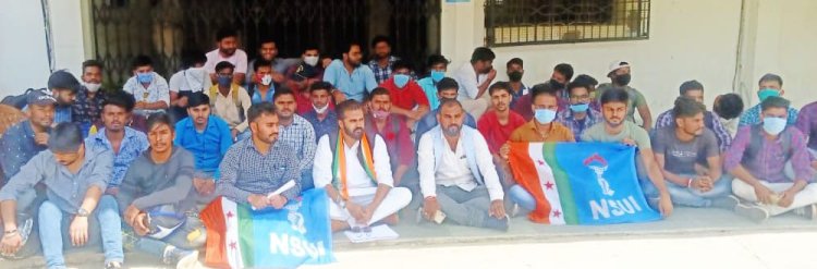 छात्रों की समस्याओं के समाधान के लिए एनएसयूआई ने किया टेक्निकल यूनिवर्सिटी का घेराव