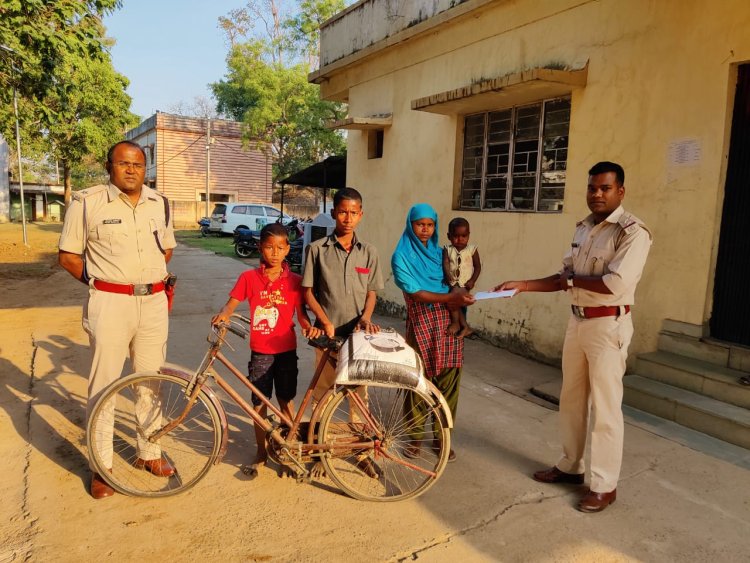 चक्रधरपुर पुलिस ने बेसहारा बच्चों को सहयोग कर मानव सेवा की मिसाल पेश की