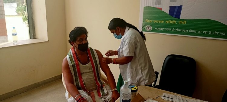 आचार्य कृष्णकांत ने कोविड-19 का वैक्सीन लगवाया