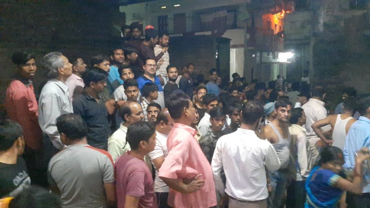 तीन मंजिला मकान में लगी भीषण आग, कारण शॉर्ट सर्किट बताया गया