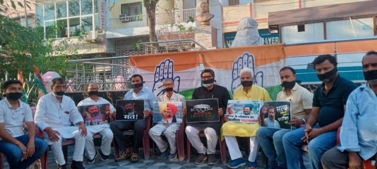 सदन से सड़क तक कांग्रेस पार्टी सहित विपक्षी दलों के नेताओ, कार्यकर्ताओं ने काला कपड़ा पहन कर विरोध प्रदर्शन किया